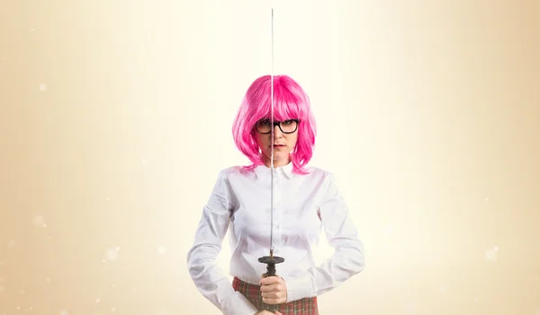 Ragazza con i capelli rosa in possesso di una katana — Foto Stock