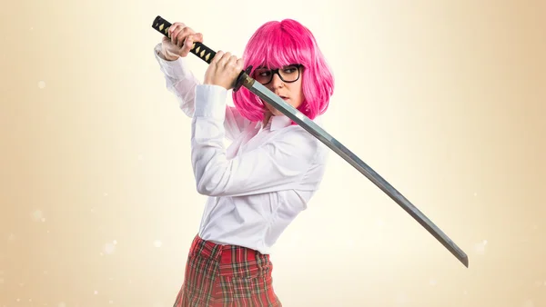Tjejen med rosa hår håller en katana — Stockfoto