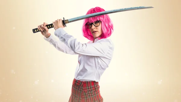 Chica con el pelo rosa sosteniendo una katana —  Fotos de Stock