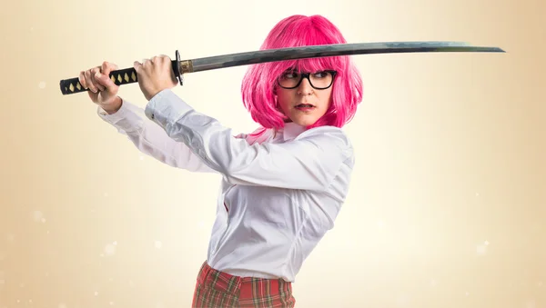 Menina com cabelo rosa segurando uma katana — Fotografia de Stock