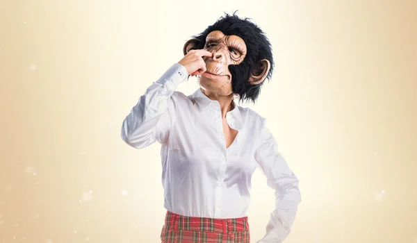 Dívka s maskou opice — Stock fotografie