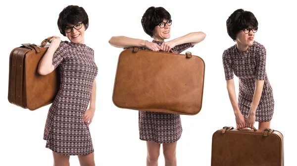 Девушка с винтажным видом держит чемодан — стоковое фото