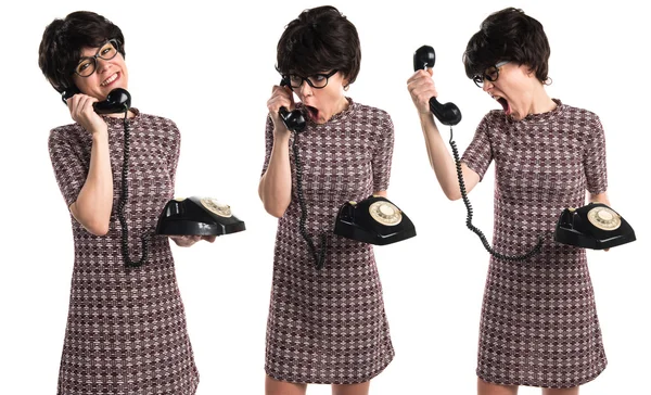 Menina com olhar vintage falando com o telefone vintage — Fotografia de Stock