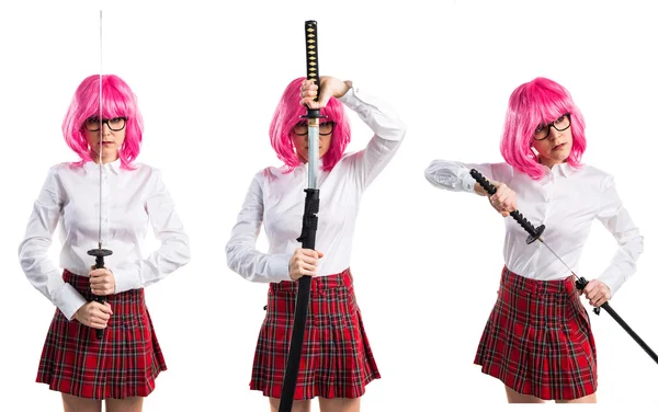 拿着武士刀的粉红色头发的女孩 — 图库照片
