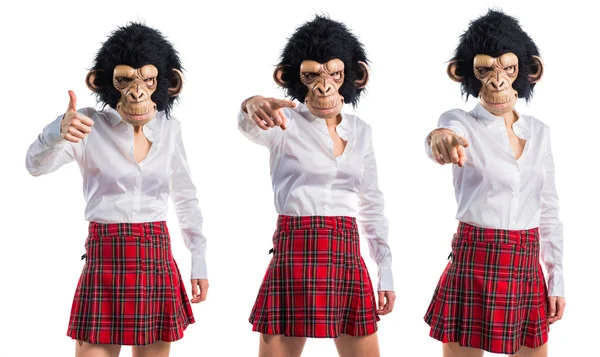 Девушка в обезьяньей маске — стоковое фото