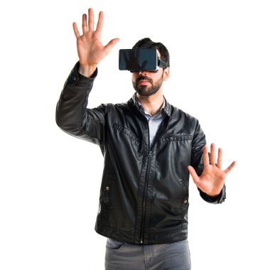 VR gözlüklü adam.