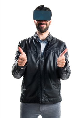 VR gözlüklü adam.