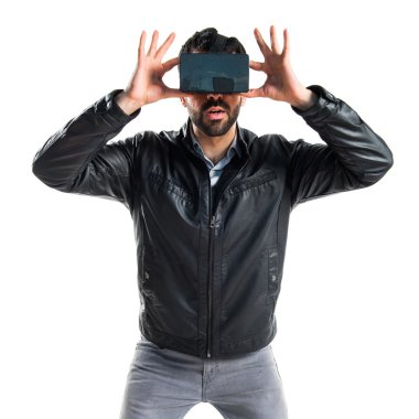 VR gözlüklü adam.