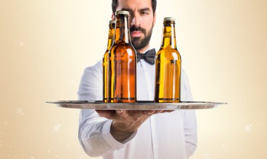 Garson tepsiye bira şişeleri ile 