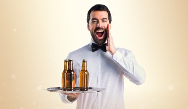 Garson bira şişeleri sürpriz jest yapıyor tepsi ile
