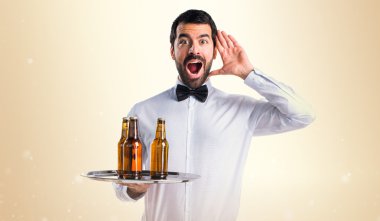 Garson bira şişeleri sürpriz jest yapıyor tepsi ile