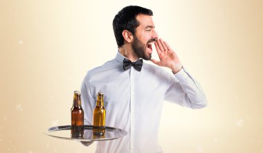 Garson tepsi bağırarak bira şişe ile