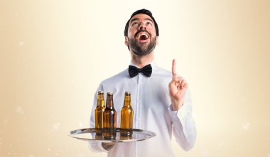 Garson bira şişeleri yukarıyı tepsi ile