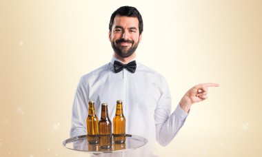 Garson bira şişeleri için lateral işaret tepsi ile