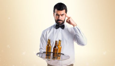 Garson tepsi düşünme üzerine bira şişeleri ile