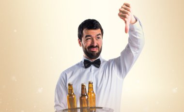 Bira şişe kötü sinyal yapıyor tepsi ile garson