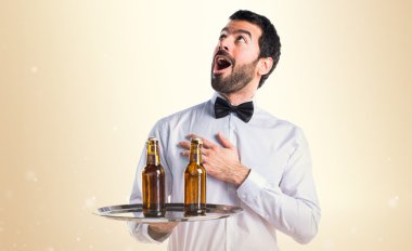 Aşk içinde belgili tanımlık tepsi üzerinde bira şişeleri ile garson