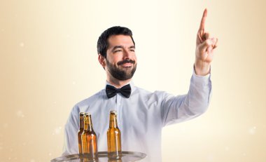 Garson bira şişeleri üzerinde şeffaf scr dokunmadan tepsi ile