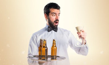 Garson bira şişeleri tepsi tutarak kum saati ile