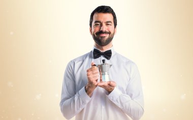 Bira şişe bir cezve elinde tepsi ile garson