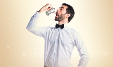 Bira şişe bir cezve elinde tepsi ile garson