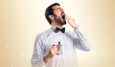 Bira şişe bir cezve elinde tepsi ile garson