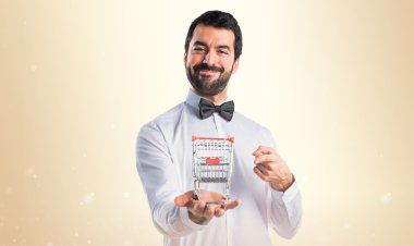 Bira şişe bir süpermarket arabası elinde tepsi ile garson