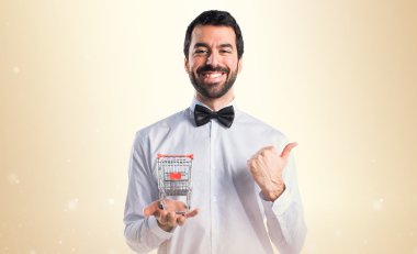 Bira şişe bir süpermarket arabası elinde tepsi ile garson