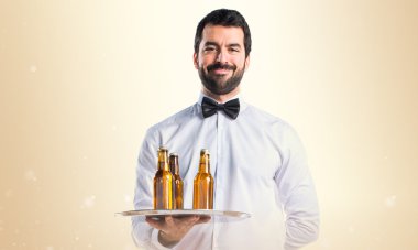 Garson tepsiye bira şişeleri ile 