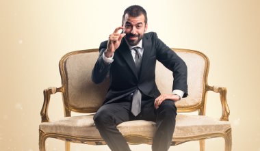 Küçük işareti yapıyor işadamı