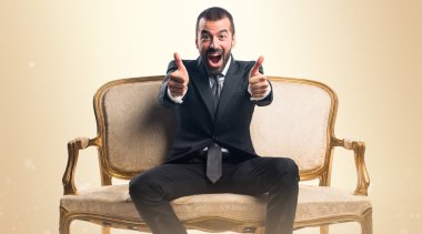 İşadamı boynuz jest yapma