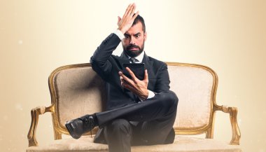 Elinde tablet olan bir iş adamı.