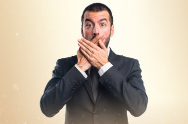 Ağzını kapsayan iş adamı