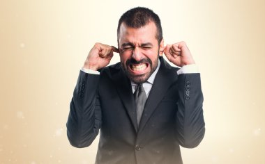 kulakları kapsayan iş adamı