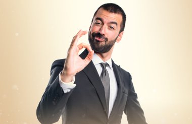 ok işareti yaparak işadamı