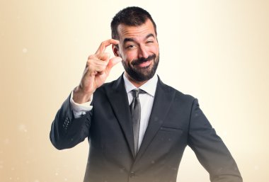 Küçük işareti yapıyor işadamı