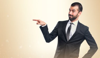 Lateral için işaret eden işadamı