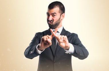 İşadamı dur işareti yapıyor