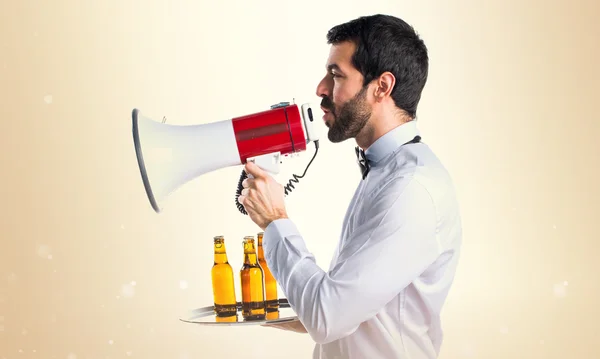Kellner mit Bierflaschen auf dem Tablett ruft per Megafon — Stockfoto