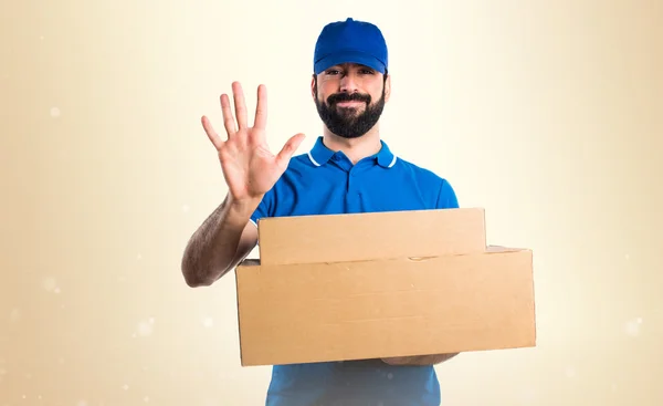 Delivery man counting five — Stock Photo, Image