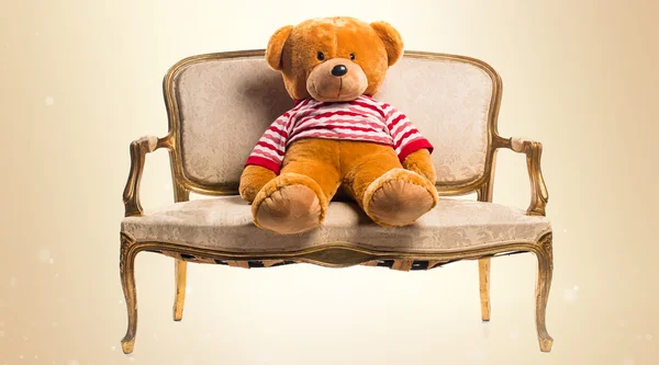 Teddy sitzt auf Vintage-Sessel — Stockfoto
