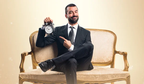 Homme d'affaires tenant horloge vintage — Photo