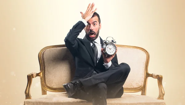 Empresario sosteniendo reloj vintage — Foto de Stock