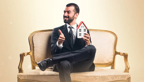 Podnikatel drží malý domek — Stock fotografie