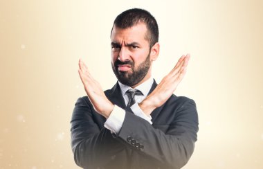 İşadamı dur işareti yapıyor