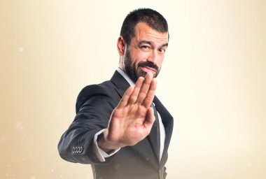 İşadamı dur işareti yapıyor