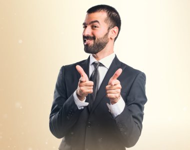 öne doğru işaret eden işadamı