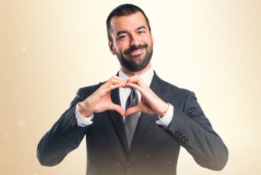 İşadamı elleri ile bir kalp yapma