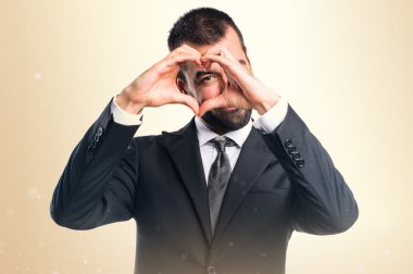 İşadamı elleri ile bir kalp yapma