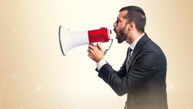 Megafon tarafından bağırarak işadamı